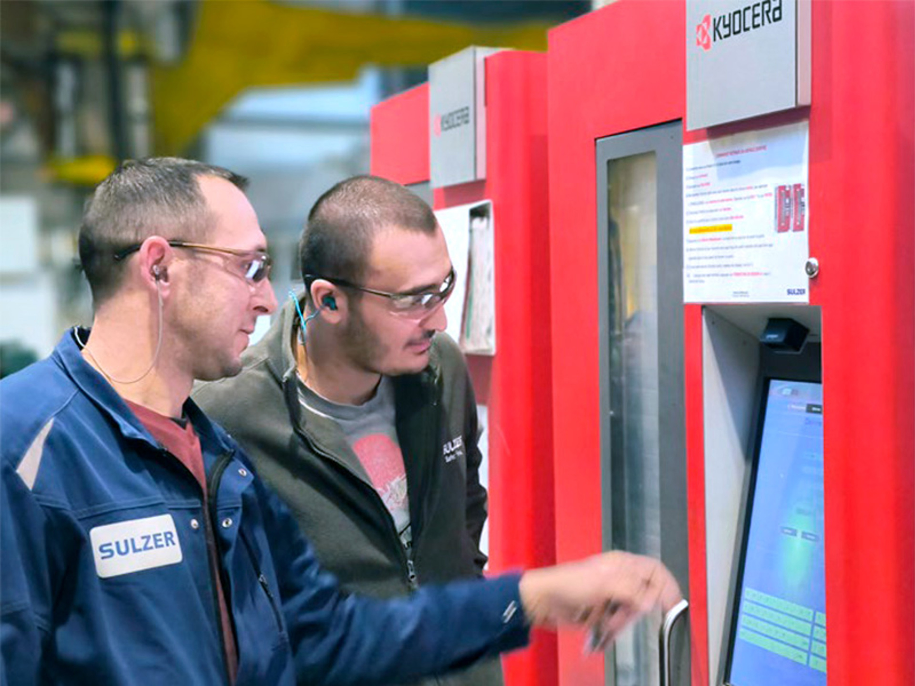To medarbejdere fra Sulzer foran Kyocera Tool Management Solution